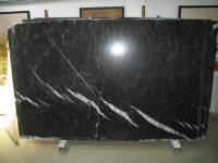 Naturstein Marmor Nero Marquina (Schwarz) aus dem Iran als Rohplatte.