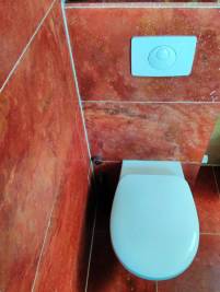 Bad WC mit Naturstein Travertin Rubens Red (Red Persia) mit geschliffener gespachtelter Oberfläche. Diese edlen persischen Travertin gibt es exklusiv und nur beim Stein-Team Hamburg inkl. einer ausführlichen Beratung in unserer Naturstein Ausstellung.